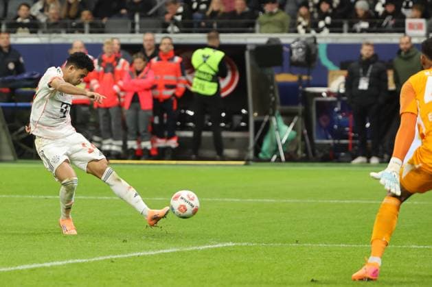Luis Diaz (FC Bayern München, 14) trifft zum Schlusstand, Tor zum 0:3 gegen Torwart Kaua Santos, Kaua Kaut-Morais Vieira Dos Santos (Eintracht Frankfurt , Nr. 40) , Eintracht Frankfurt - FC Bayern München, Bundesliga , BL, Saison 2025 2026, 6. Spiel, 04.10.2025, Frankfurt Deutsche Bank Park Deutschland