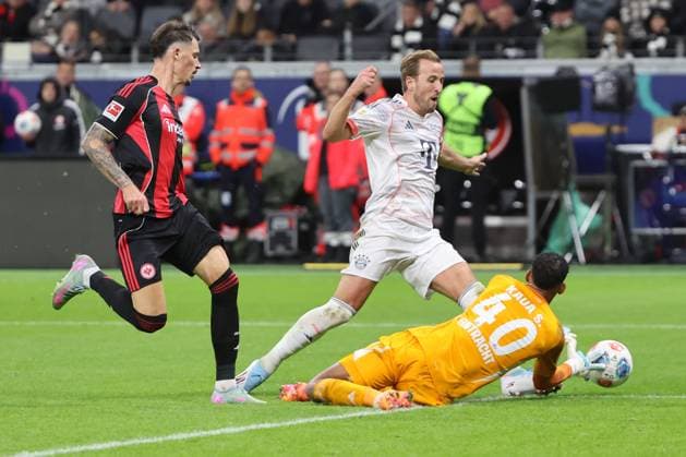 Torwart Kaua Santos, Kaua Kaut-Morais Vieira Dos Santos (Eintracht Frankfurt , Nr. 40) im 1 gegen 1 gegen Harry Edward Kane (FC Bayern München, 9), Szene zur eventuellen Verletzung von Harry Edward Kane (FC Bayern München, 9) , Eintracht Frankfurt - FC Bayern München, Bundesliga , BL, Saison 2025 2026, 6. Spiel, 04.10.2025, Frankfurt Deutsche Bank Park Deutschland