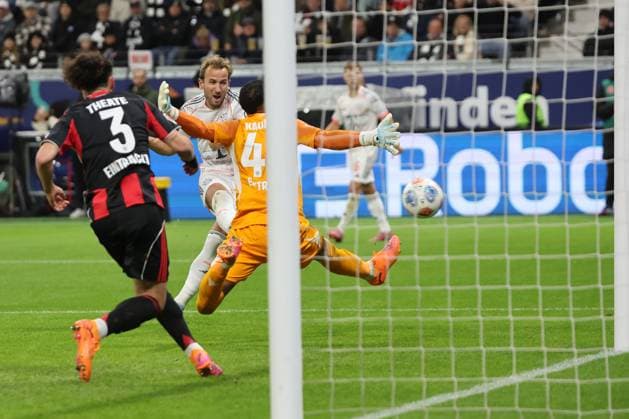 Harry Edward Kane (FC Bayern München, 9) scheitert am Pfosten und kann kein zweites Tor feiern, Torchance, Torwart Kaua Santos, Kaua Kaut-Morais Vieira Dos Santos (Eintracht Frankfurt , Nr. 40) geschlagen, Torchance, Pfostenknaller, Pfostenschuss , Eintracht Frankfurt - FC Bayern München, Bundesliga , BL, Saison 2025 2026, 6. Spiel, 04.10.2025, Frankfurt Deutsche Bank Park Deutschland
