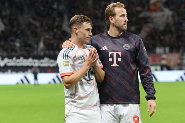 Innig gemeinsam nach dem Sieg: Joshua Kimmich (FC Bayern München, 6) und Harry Edward Kane (FC Bayern München, 9) , Eintracht Frankfurt - FC Bayern München, Bundesliga , BL, Saison 2025 2026, 6. Spiel, 04.10.2025, Frankfurt Deutsche Bank Park Deutschland