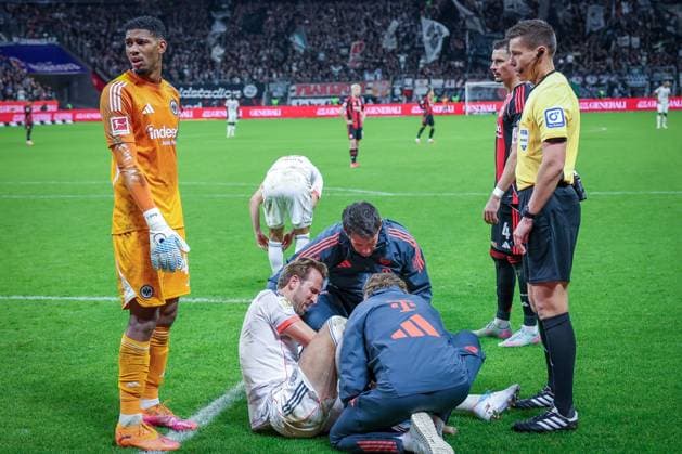 Kaua Santos 40 (Eintracht Frankfurt), links, die Betreuer des FC Bayern behandeln den verletzten Harry Kane 9 (FC Bayern Muenchen), mit Referee Schiedsrichter Daniel Siebert, Eintracht Frankfurt vs. FC Bayern Muenchen, DFL, Bundesliga, Saison 2025 2026, Deutsche Bank Park, Hinrunde, 6. Spieltag, 04.10.2025 DFB regulations prohibit any use of photographs as image sequences and or quasi-video Frankfurt Hessen Deutschland