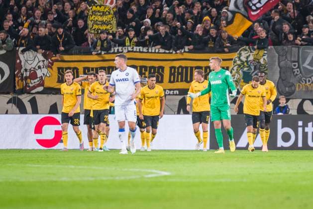 04.10.2025, xomx, Fussball 2.Bundesliga, Dynamo Dresden - Karlsruher SC v.l. jubelt, Torjubel, Tor, Goal, Jubel, Freude, freuen zum 1:0. (DFL DFB REGULATIONS PROHIBIT ANY USE OF PHOTOGRAPHS as IMAGE SEQUENCES and or QUASI-VIDEO) Dresden