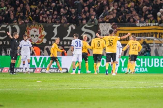 04.10.2025, xomx, Fussball 2.Bundesliga, Dynamo Dresden - Karlsruher SC v.l. jubelt, Torjubel, Tor, Goal, Jubel, Freude, freuen zum 1:0. (DFL DFB REGULATIONS PROHIBIT ANY USE OF PHOTOGRAPHS as IMAGE SEQUENCES and or QUASI-VIDEO) Dresden