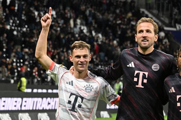 04.10.2025, xsltx, Fussball 1.Bundesliga, Eintracht Frankfurt - FC Bayern München v.l. Jubel, Freude über den Sieg Joshua Kimmich (FC Bayern Muenchen) Harry Kane (FC Bayern Muenchen) (DFL DFB REGULATIONS PROHIBIT ANY USE OF PHOTOGRAPHS as IMAGE SEQUENCES and or QUASI-VIDEO) Frankfurt am Main