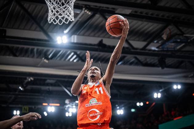 1. Basketball Bundesliga, easyCredit BBL, Saison 2025 2026, Herren, Hauptrunde, 3. Spieltag, 04.10.2025, RASTA Vechta - SYNTAINICS MBC Alonzo Verge ( 11 - RASTA Vechta) beim Korbleger Vechta RASTA Dome Niedersachsen Deutschland