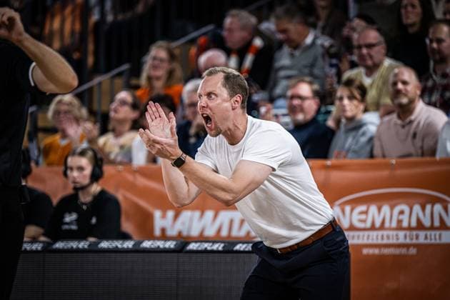 1. Basketball Bundesliga, easyCredit BBL, Saison 2025 2026, Herren, Hauptrunde, 3. Spieltag, 04.10.2025, RASTA Vechta - SYNTAINICS MBC Christian Held (Head-Coach - RASTA Vechta) zeigt Emotionen während der Partie Vechta RASTA Dome Niedersachsen Deutschland