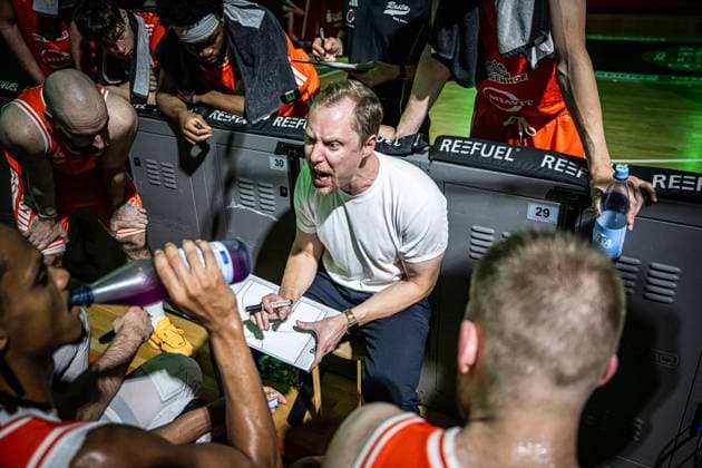 1. Basketball Bundesliga, easyCredit BBL, Saison 2025 2026, Herren, Hauptrunde, 3. Spieltag, 04.10.2025, RASTA Vechta - SYNTAINICS MBC Christian Held (Head-Coach - RASTA Vechta) während der Partie Vechta RASTA Dome Niedersachsen Deutschland