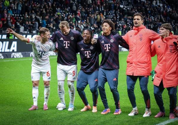 Freude bei links nach rechts: Joshua Kimmich 6 (FC Bayern Muenchen), Harry Kane 9 (FC Bayern Muenchen), Wisdom Mike 36 (FC Bayern Muenchen), Sven Ulreich 26 (FC Bayern Muenchen) ueber den Auswaertssieg, Eintracht Frankfurt vs. FC Bayern Muenchen, DFL, Bundesliga, Saison 2025 2026, Deutsche Bank Park, Hinrunde, 6. Spieltag, 04.10.2025 DFB regulations prohibit any use of photographs as image sequences and or quasi-video Frankfurt Hessen Deutschland