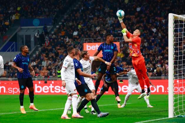 FC Internazionale v US Cremonese - Serie A Marco Silvestri and Denzel Dumfries are in action during the Serie A match between FC Internazionale and US Cremonese at Giuseppe Meazza stadium in Milano, Italy, on October 4, 2025. Milano Milano Italy  Copyright: xMairoxCinquettix originalFilename:cinquetti-fcintern251004_npvga.jpg