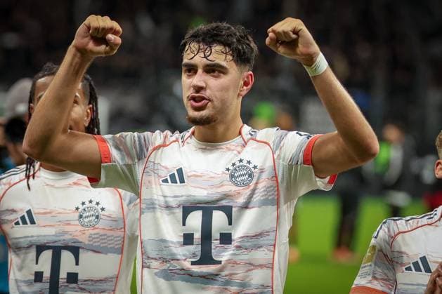 Alexandar Pavlovic 45 (FC Bayern Muenchen) jubelt mit den Fans ueber den Auswaertssieg, Eintracht Frankfurt vs. FC Bayern Muenchen, DFL, Bundesliga, Saison 2025 2026, Deutsche Bank Park, Hinrunde, 6. Spieltag, 04.10.2025 DFB regulations prohibit any use of photographs as image sequences and or quasi-video Frankfurt Hessen Deutschland