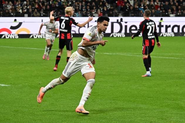 04.10.2025, xsltx, Fussball 1.Bundesliga, Eintracht Frankfurt - FC Bayern München v.l. Torjubel nach dem Tor zum celebrating the goal celebrate 0:3 durch Luis Diaz (FC Bayern Muenchen) (DFL DFB REGULATIONS PROHIBIT ANY USE OF PHOTOGRAPHS as IMAGE SEQUENCES and or QUASI-VIDEO) Frankfurt am Main