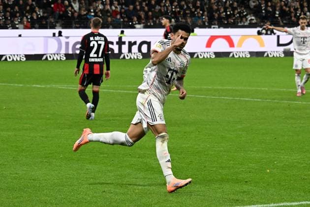 04.10.2025, xsltx, Fussball 1.Bundesliga, Eintracht Frankfurt - FC Bayern München v.l. Torjubel nach dem Tor zum celebrating the goal celebrate 0:3 durch Luis Diaz (FC Bayern Muenchen) (DFL DFB REGULATIONS PROHIBIT ANY USE OF PHOTOGRAPHS as IMAGE SEQUENCES and or QUASI-VIDEO) Frankfurt am Main