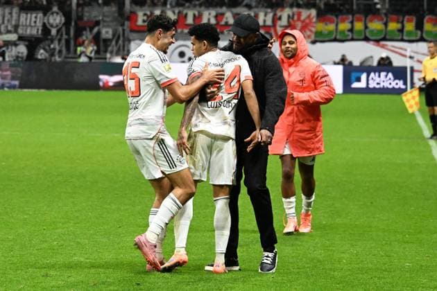 04.10.2025, xsltx, Fussball 1.Bundesliga, Eintracht Frankfurt - FC Bayern München v.l. Torjubel nach dem Tor zum celebrating the goal celebrate 0:3 durch Luis Diaz (FC Bayern Muenchen) mit Trainer head coach Vincent Kompany (FC Bayern Muenchen) (DFL DFB REGULATIONS PROHIBIT ANY USE OF PHOTOGRAPHS as IMAGE SEQUENCES and or QUASI-VIDEO) Frankfurt am Main