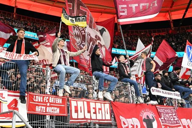 04.10.2025, xsltx, Fussball 1.Bundesliga, Eintracht Frankfurt - FC Bayern München v.l. Jubel, Freude über den Sieg Bayern Muenchen München, Fans, Stimmung, Schals, Emotionen, Zuschauer, Besucher, Ultras, Schickeria (DFL DFB REGULATIONS PROHIBIT ANY USE OF PHOTOGRAPHS as IMAGE SEQUENCES and or QUASI-VIDEO) Frankfurt am Main