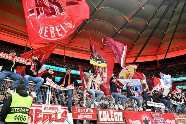 04.10.2025, xsltx, Fussball 1.Bundesliga, Eintracht Frankfurt - FC Bayern München v.l. Jubel, Freude über den Sieg Bayern Muenchen München, Fans, Stimmung, Schals, Emotionen, Zuschauer, Besucher, Ultras, Schickeria (DFL DFB REGULATIONS PROHIBIT ANY USE OF PHOTOGRAPHS as IMAGE SEQUENCES and or QUASI-VIDEO) Frankfurt am Main