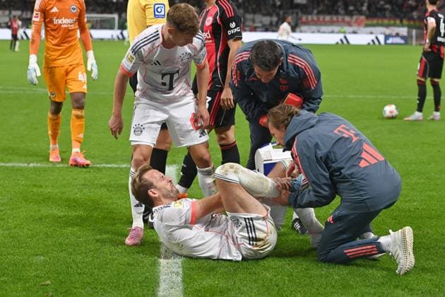 Harry KANE (Bayern Muenchen) ,verletzt,Verletzung. re:Dr.Peter UEBLACKER (Mannschaftsarzt FCB).li:Joshua KIMMICH (Bayern Muenchen). Fussball 1. Bundesliga Saison 2025 2026, 6.Spieltag, Spieltag06, Eintracht Frankfurt - FC Bayern Muenchen 0-3 am 04.10.2025 DEUTSCHE BANK PARK