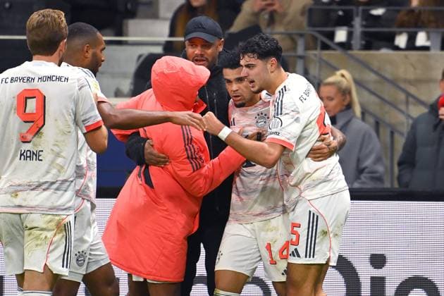 Torjubel um Luis DIAZ (Bayern Muenchen) nach Tor zum 0-3 mit Aleksandar PAVLOVIC (Bayern Muenchen), Serge GNABRY (FC Bayern Muenchen),li;:Jonathan TAH (Bayern Muenchen),Harry KANE (Bayern Muenchen), Jubel,Freude,Begeisterung,Aktion. Fussball 1. Bundesliga Saison 2025 2026, 6.Spieltag, Spieltag06 Eintracht Frankfurt - FC Bayern Muenchen 0-3 am 04.10.2025 DEUTSCHE BANK PARK