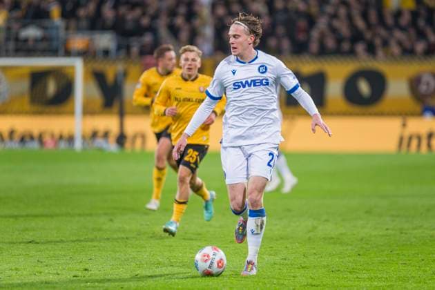 04.10.2025, xomx, Fussball 2.Bundesliga, Dynamo Dresden - Karlsruher SC v.l. David Herold (Karlsruher SC) am Ball (DFL DFB REGULATIONS PROHIBIT ANY USE OF PHOTOGRAPHS as IMAGE SEQUENCES and or QUASI-VIDEO) Dresden