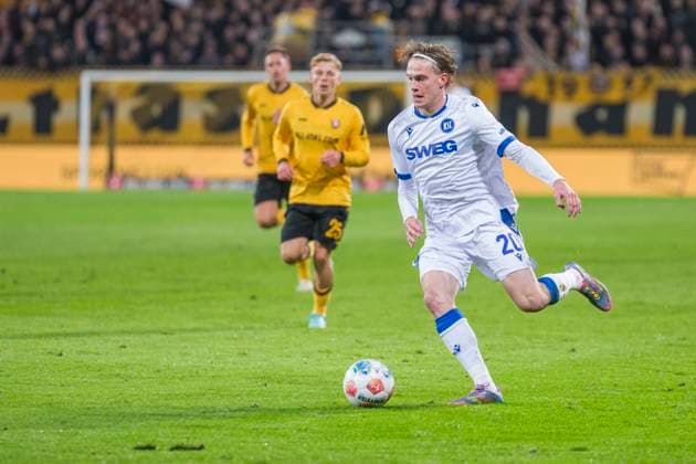 04.10.2025, xomx, Fussball 2.Bundesliga, Dynamo Dresden - Karlsruher SC v.l. David Herold (Karlsruher SC) am Ball (DFL DFB REGULATIONS PROHIBIT ANY USE OF PHOTOGRAPHS as IMAGE SEQUENCES and or QUASI-VIDEO) Dresden