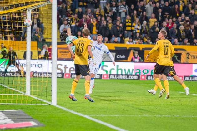 04.10.2025, xomx, Fussball 2.Bundesliga, Dynamo Dresden - Karlsruher SC v.l. jubelt, Torjubel, Tor, Goal, Jubel, Freude, freuen zum 1:1. Nicolai Rapp (Karlsruher SC) (DFL DFB REGULATIONS PROHIBIT ANY USE OF PHOTOGRAPHS as IMAGE SEQUENCES and or QUASI-VIDEO) Dresden
