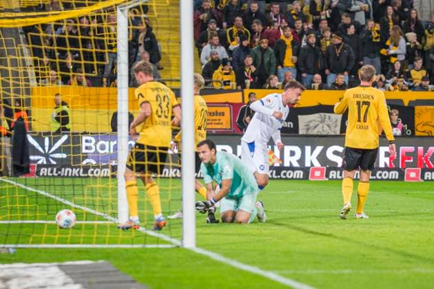 04.10.2025, xomx, Fussball 2.Bundesliga, Dynamo Dresden - Karlsruher SC v.l. jubelt, Torjubel, Tor, Goal, Jubel, Freude, freuen zum 1:1. Nicolai Rapp (Karlsruher SC) (DFL DFB REGULATIONS PROHIBIT ANY USE OF PHOTOGRAPHS as IMAGE SEQUENCES and or QUASI-VIDEO) Dresden