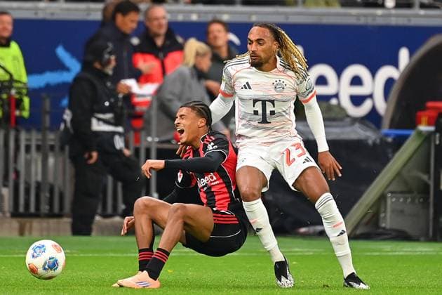 Sacha BOEY (Bayern Muenchen), Aktion,Zweikampf gegen Jean Matteo BAHOYA (Eintracht Frankfurt). Fussball 1. Bundesliga Saison 2025 2026, 6.Spieltag, Spieltag06, Eintracht Frankfurt - FC Bayern Muenchen 0-3 am 04.10.2025 DEUTSCHE BANK PARK