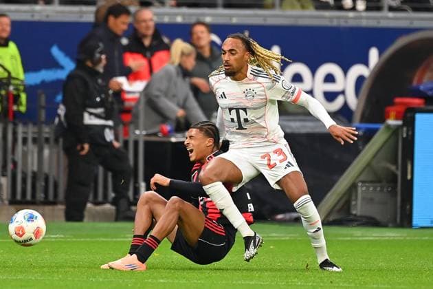 Sacha BOEY (Bayern Muenchen), Aktion,Zweikampf gegen Jean Matteo BAHOYA (Eintracht Frankfurt). Fussball 1. Bundesliga Saison 2025 2026, 6.Spieltag, Spieltag06, Eintracht Frankfurt - FC Bayern Muenchen 0-3 am 04.10.2025 DEUTSCHE BANK PARK