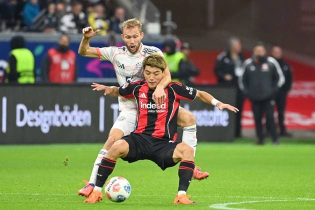 Konrad LAIMER (Bayern Muenchen), Aktion,Zweikampf gegen Ritsu DOAN (Eintracht Frankfurt). Fussball 1. Bundesliga Saison 2025 2026, 6.Spieltag, Spieltag06, Eintracht Frankfurt - FC Bayern Muenchen 0-3 am 04.10.2025 DEUTSCHE BANK PARK