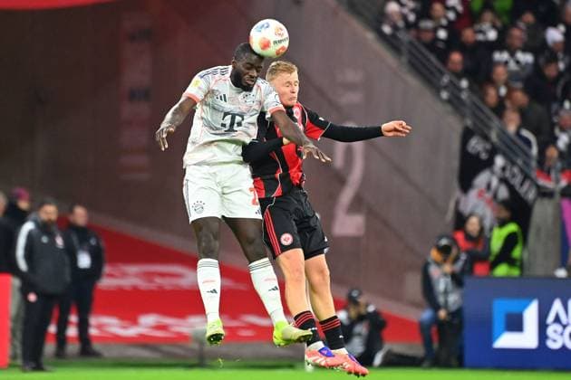 Dayot UPAMECANO (Bayern Muenchen), Aktion,Zweikampf gegen Jonathan BURKARDT (Eintracht Frankfurt). Fussball 1. Bundesliga Saison 2025 2026, 6.Spieltag, Spieltag06, Eintracht Frankfurt - FC Bayern Muenchen 0-3 am 04.10.2025 DEUTSCHE BANK PARK