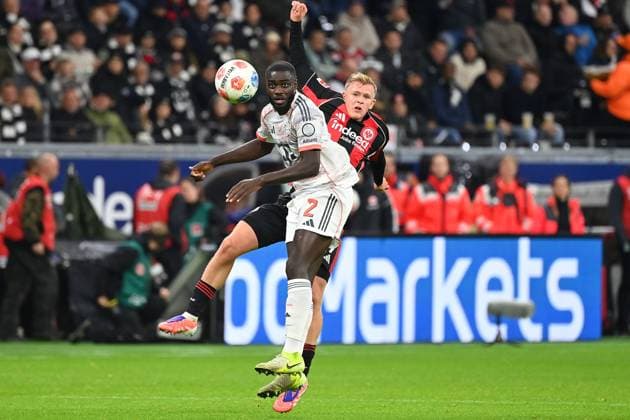Dayot UPAMECANO (Bayern Muenchen), Aktion,Zweikampf gegen Jonathan BURKARDT (Eintracht Frankfurt)- Fussball 1. Bundesliga Saison 2025 2026, 6.Spieltag, Spieltag06, Eintracht Frankfurt - FC Bayern Muenchen 0-3 am 04.10.2025 DEUTSCHE BANK PARK