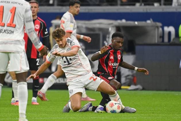 Tom BISCHOF (Bayern Muenchen), Aktion,Zweikampf gegen Aurelio Gabriel Ulineia Buta (Eintracht Frankfurt). Fussball 1. Bundesliga Saison 2025 2026, 6.Spieltag, Spieltag06, Eintracht Frankfurt - FC Bayern Muenchen 0-3 am 04.10.2025 DEUTSCHE BANK PARK