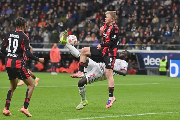 Dayot UPAMECANO (Bayern Muenchen), Aktion,Zweikampf gegen Jonathan BURKARDT (Eintracht Frankfurt). Fussball 1. Bundesliga Saison 2025 2026, 6.Spieltag, Spieltag06, Eintracht Frankfurt - FC Bayern Muenchen 0-3 am 04.10.2025 DEUTSCHE BANK PARK