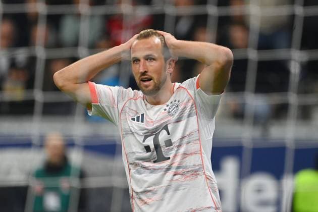 Harry KANE (Bayern Muenchen), Enttaeuschung,Frust,enttaeuscht, frustriert,niedergeschlagen, Aktion,Einzelbild,angeschnittenes Einzelmotiv,Halbfigur,halbe Figur. Fussball 1. Bundesliga Saison 2025 2026, 6.Spieltag, Spieltag06, Eintracht Frankfurt - FC Bayern Muenchen 0-3 am 04.10.2025 DEUTSCHE BANK PARK