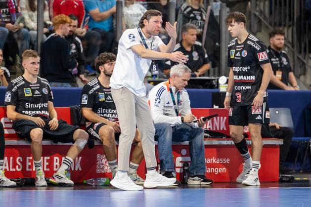 Johannes Sellin (HC Erlangen, Chef-Trainer) treibt seine Mannschaft an, rufen, schreien, Viggo Kristjansson (HC Erlangen, 73) Lars Genz (HC Erlangen, 03) HC Erlangen vs. Fuechse Berlin, Handball, 1. Handball Bundesliga, Saison 2025 2026, 7. Spieltag, 04.10.2025 HC Erlangen vs. Fuechse Berlin, Handball, 1. Handball Bundesliga, Saison 2025 2026, 7. Spieltag, 04.10.2025 Nuernberg Copyright: xEibner-Pressefoto ArdanxFuessmanx EP_AFN