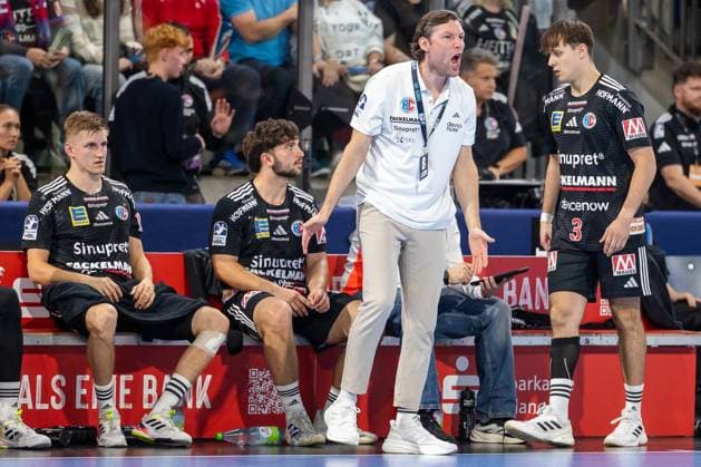 Johannes Sellin (HC Erlangen, Chef-Trainer) treibt seine Mannschaft an, rufen, schreien, Viggo Kristjansson (HC Erlangen, 73) Lars Genz (HC Erlangen, 03) HC Erlangen vs. Fuechse Berlin, Handball, 1. Handball Bundesliga, Saison 2025 2026, 7. Spieltag, 04.10.2025 HC Erlangen vs. Fuechse Berlin, Handball, 1. Handball Bundesliga, Saison 2025 2026, 7. Spieltag, 04.10.2025 Nuernberg Copyright: xEibner-Pressefoto ArdanxFuessmanx EP_AFN