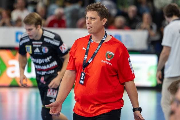 Nicolej Krickau (Füchse Berlin, Chef-Trainer) ueberlegt nach einer Strategie gegen Erlangen. HC Erlangen vs. Fuechse Berlin, Handball, 1. Handball Bundesliga, Saison 2025 2026, 7. Spieltag, 04.10.2025 HC Erlangen vs. Fuechse Berlin, Handball, 1. Handball Bundesliga, Saison 2025 2026, 7. Spieltag, 04.10.2025 Nuernberg Copyright: xEibner-Pressefoto ArdanxFuessmanx EP_AFN