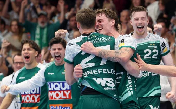 BAU 04.10.2025 Göppingen Handball Frisch Auf Göppingen vs. TSV Hannover-Burgdorf, Göppinger Jubel über den Sieg, Victor Klöve (Göppingen, Mitte) umarmt Oskar Sunnefeldt (Göppingen)