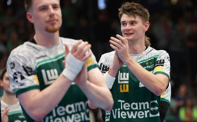 BAU 04.10.2025 Göppingen Handball Frisch Auf Göppingen vs. TSV Hannover-Burgdorf, Göppinger Jubel über den Sieg, Oskar Sunnefeldt (Göppingen, rechts)