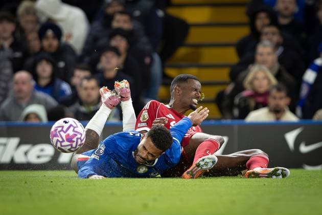 4th October 2025; Stamford Bridge, Chelsea, London, England: Premier League Football, Chelsea versus Liverpool; Alexander Isak of Liverpool provides the touch and assist for Liverpool& x2019;s 1-1 equaliser by Cody Gakpo of Liverpool in the 63rd minute  IanxStephen