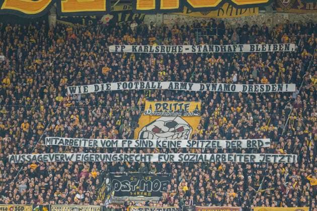 04.10.2025, xomx, Fussball 2.Bundesliga, Dynamo Dresden - Karlsruher SC v.l. Protest SGD K.Block Ultras (DFL DFB REGULATIONS PROHIBIT ANY USE OF PHOTOGRAPHS as IMAGE SEQUENCES and or QUASI-VIDEO) Dresden