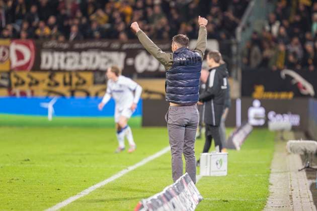 04.10.2025, xomx, Fussball 2.Bundesliga, Dynamo Dresden - Karlsruher SC v.l. Christian Eichner (Karlsruher SC Trainer) jubelt (DFL DFB REGULATIONS PROHIBIT ANY USE OF PHOTOGRAPHS as IMAGE SEQUENCES and or QUASI-VIDEO) Dresden