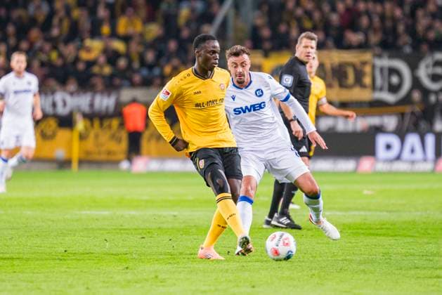 04.10.2025, xomx, Fussball 2.Bundesliga, Dynamo Dresden - Karlsruher SC v.l. Kofi Amoako (Dynamo Dresden) und Philipp Förster (Karlsruher SC) im Zweikampf am Ball (DFL DFB REGULATIONS PROHIBIT ANY USE OF PHOTOGRAPHS as IMAGE SEQUENCES and or QUASI-VIDEO) Dresden