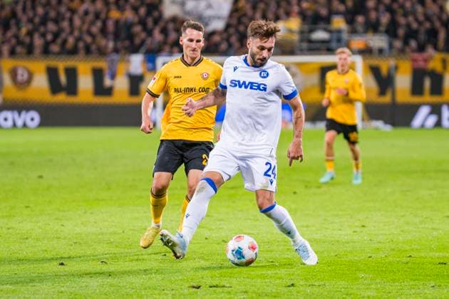 04.10.2025, xomx, Fussball 2.Bundesliga, Dynamo Dresden - Karlsruher SC v.l. Fabian Schleusener (Karlsruher SC) am Ball (DFL DFB REGULATIONS PROHIBIT ANY USE OF PHOTOGRAPHS as IMAGE SEQUENCES and or QUASI-VIDEO) Dresden