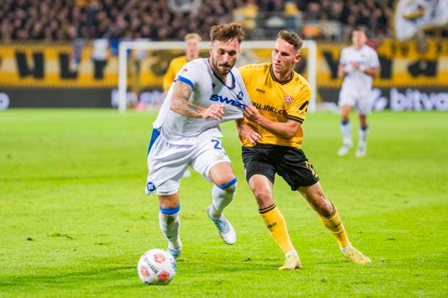 04.10.2025, xomx, Fussball 2.Bundesliga, Dynamo Dresden - Karlsruher SC v.l. Fabian Schleusener (Karlsruher SC) und Konrad Faber (Dynamo Dresden) im Zweikampf am Ball (DFL DFB REGULATIONS PROHIBIT ANY USE OF PHOTOGRAPHS as IMAGE SEQUENCES and or QUASI-VIDEO) Dresden