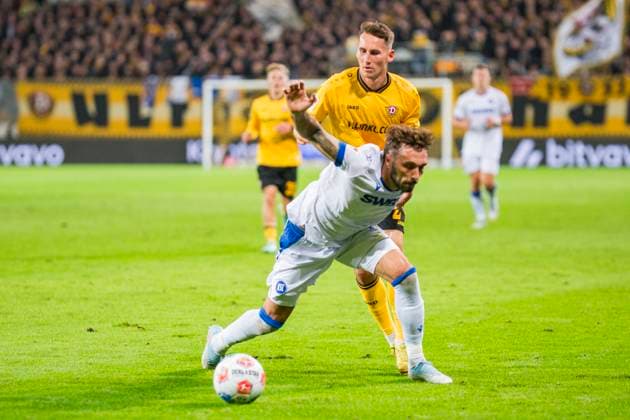 04.10.2025, xomx, Fussball 2.Bundesliga, Dynamo Dresden - Karlsruher SC v.l. Fabian Schleusener (Karlsruher SC) und Konrad Faber (Dynamo Dresden) im Zweikampf am Ball (DFL DFB REGULATIONS PROHIBIT ANY USE OF PHOTOGRAPHS as IMAGE SEQUENCES and or QUASI-VIDEO) Dresden