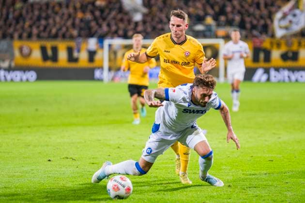 04.10.2025, xomx, Fussball 2.Bundesliga, Dynamo Dresden - Karlsruher SC v.l. Fabian Schleusener (Karlsruher SC) und Konrad Faber (Dynamo Dresden) im Zweikampf am Ball (DFL DFB REGULATIONS PROHIBIT ANY USE OF PHOTOGRAPHS as IMAGE SEQUENCES and or QUASI-VIDEO) Dresden