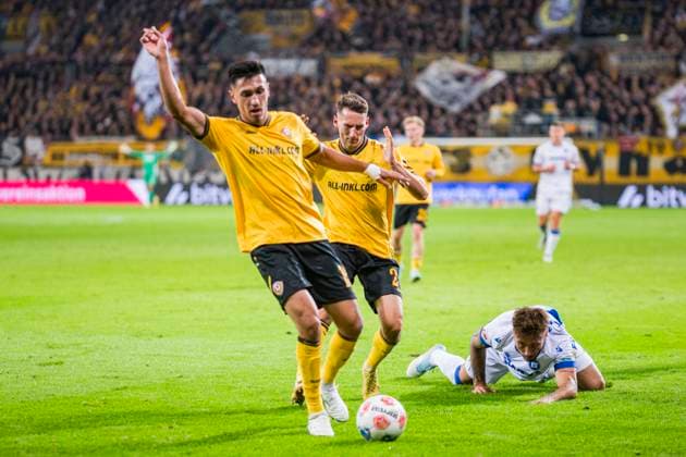 04.10.2025, xomx, Fussball 2.Bundesliga, Dynamo Dresden - Karlsruher SC v.l. Fabian Schleusener (Karlsruher SC) und Konrad Faber (Dynamo Dresden) im Zweikampf am Ball (DFL DFB REGULATIONS PROHIBIT ANY USE OF PHOTOGRAPHS as IMAGE SEQUENCES and or QUASI-VIDEO) Dresden