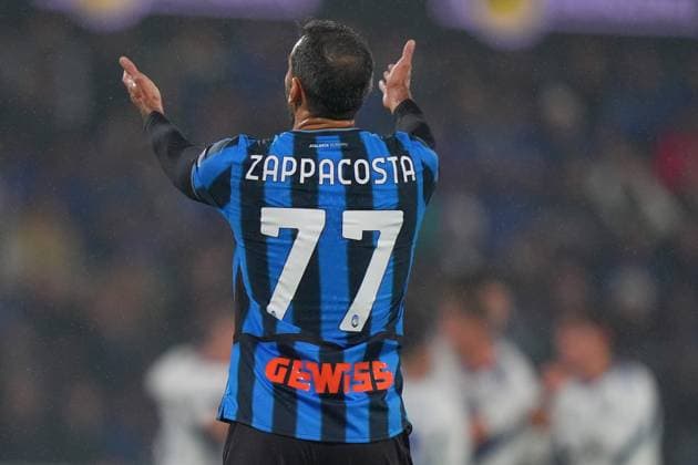 Como s Maximo Perrone celebrates after scoring 1-1 , AtalantaÕs Davide Zappacosta during the Serie A soccer match between Atalanta and Como at New Balance Stadium in Bergamo , north Italy - Saturday , October 04 , 2025. - Soccer .  Copyright: xSpada LaPressex