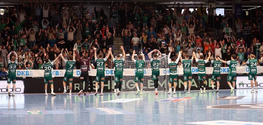 BAU 04.10.2025 Göppingen Handball Frisch Auf Göppingen vs. TSV Hannover-Burgdorf, die Göppinger jubeln mit den Fans