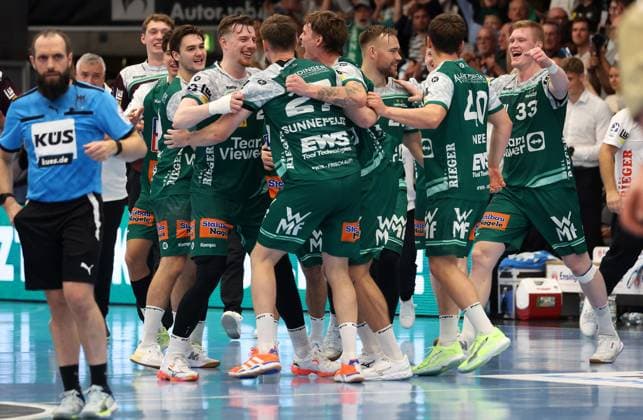 BAU 04.10.2025 Göppingen Handball Frisch Auf Göppingen vs. TSV Hannover-Burgdorf, Göppinger Jubel über den Sieg